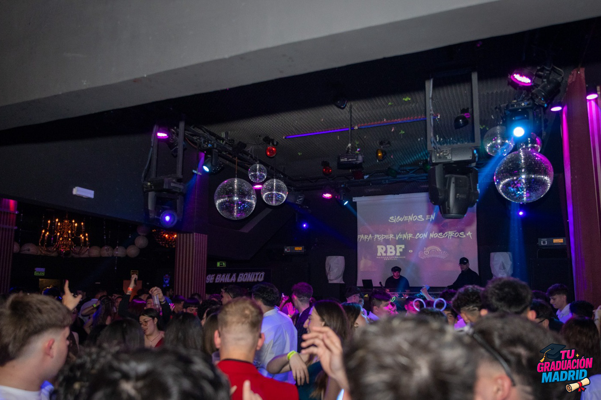 Graduaciones en Madrid — pista llena bailando